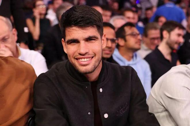 他在接受媒 他在接受媒